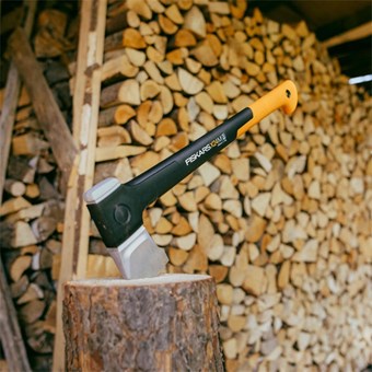 Sekera štípací Fiskars X-series X24 M s pouzdrem